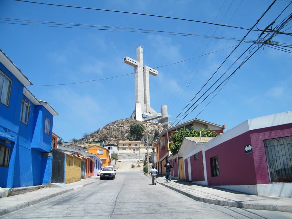 Una de las más bellas composiciones es la famosa "Cruz De Olvido" del compositor mexicano Juan Záizar, una canción que ha dado la vuelta al mundo en las voces de los mejores exponentes de la música mexicana como Vicente Fernández. | 'Cruz del Tercer Milenio', localizada en Chile.
