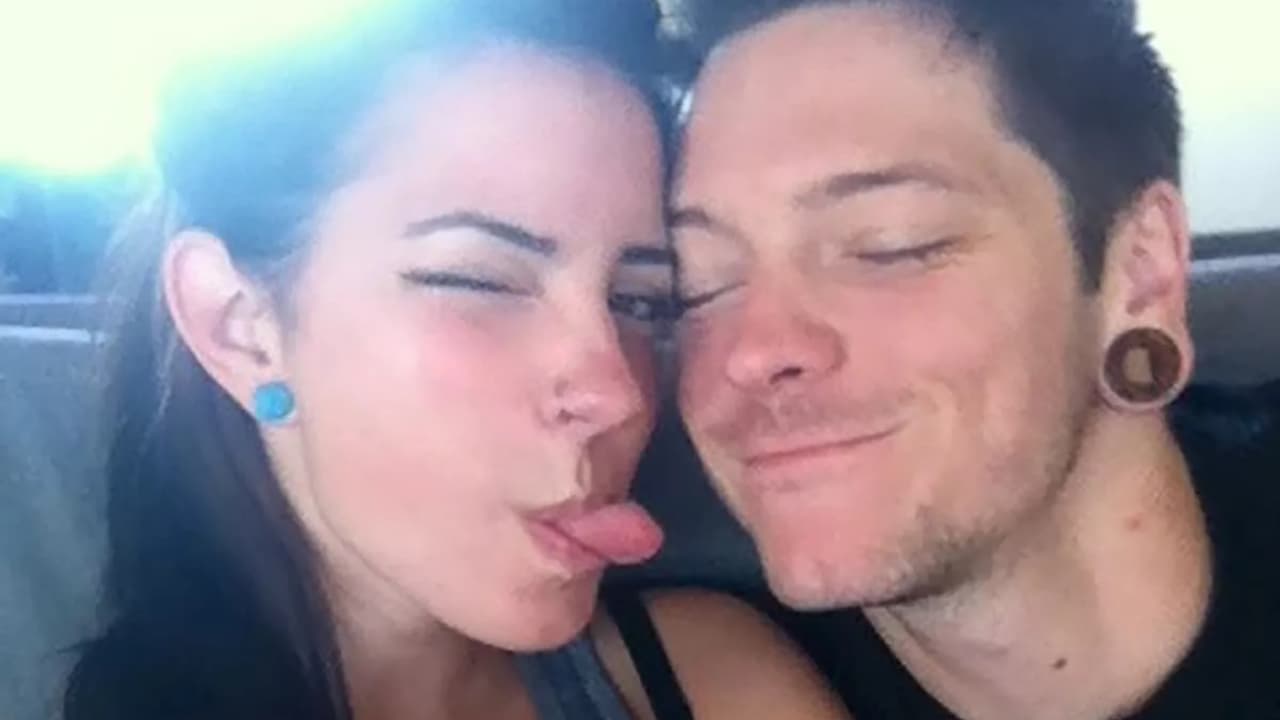 Daniel Williams junto a su prometida Hannah Ray.