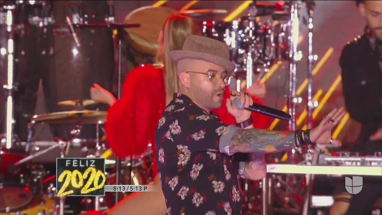 Ahí, en medio de un ambiente más cálido, Nacho fue el primero en subir al escenario y poner ritmo a la noche.