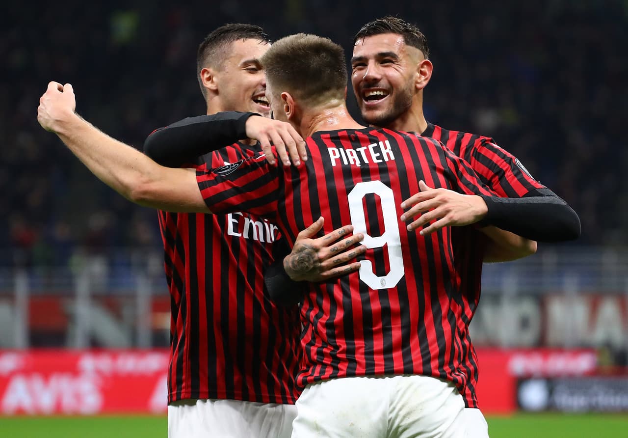 Krzysztof Piatek del AC Milan celebra su gol con Theo Hernandez y Rade Krunic durante el partido.