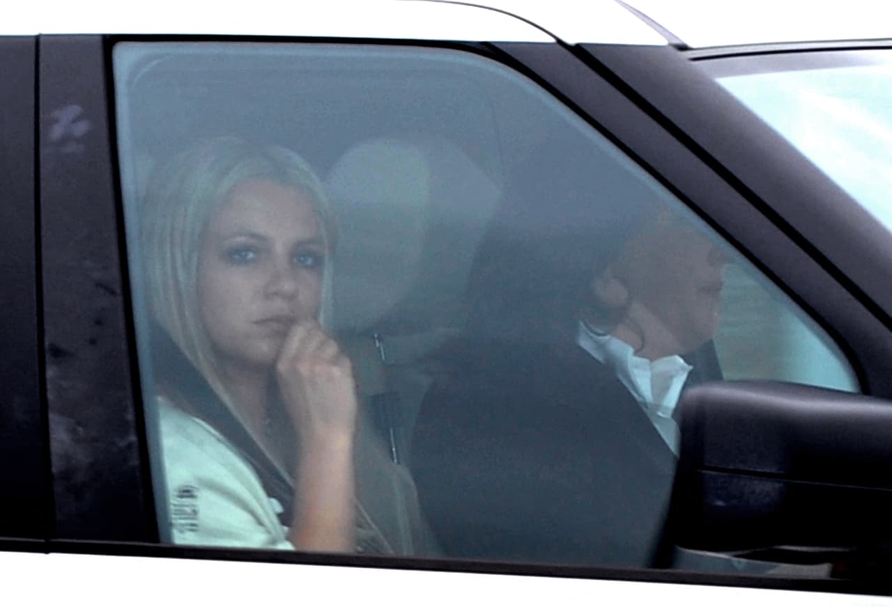 Mientras tanto, solo nos queda esperar e imaginarnos con qué carros, camioneta y (¿por qué no) aviones Britney Spears podría actualizar su colección?
<br>
<br>En la imagen: Britney Spears a bordo de una Cadillac Escalade el 6 de mayo de 2008.