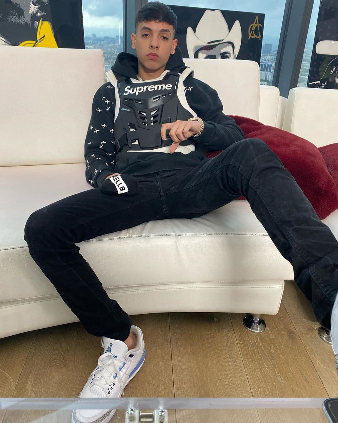 Pero Natanael Cano sí se lo tomó a cuenta. El joven reaccionó en un video a principios de mayo asegurando que
<b><a href="https://www.univision.com/shows/el-gordo-y-la-flaca/es-lo-mejor-que-le-ha-pasado-porque-ahora-todo-mundo-habla-de-el-dice-raul-de-natanael-y-su-pleito-con-pepe-aguilar-video" target="_blank">no le importaba quién fuera Pepe Aguilar</a> </b>y que nunca había escuchado sus temas.
<br>