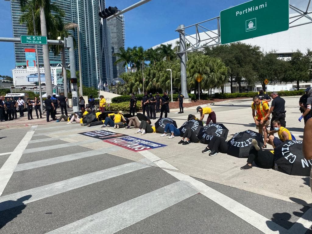 Luego los participantes se acostaron en el piso impidiendo el acceso al puerto de Miami, ocasionando una gran congestión en el Downtown de Miami.