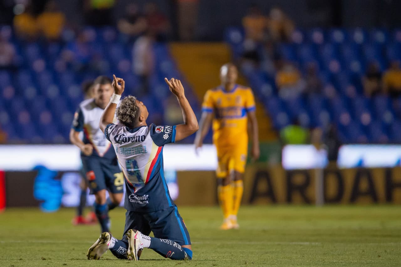 Roger Martínez firmó un doblete al 69' y sentenció el juego.