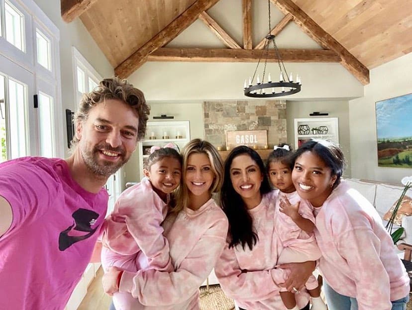 <b>Vanessa Bryant</b> ha gozado del apoyo incondicional y compañía del compadre de Kobe y su excolega
<b>Pau Gasol</b>, que junto a su esposa han permanecido todo este tiempo a su lado y ha funcionado como figura paternar para Natalia, Bianka y Capri, las hijas restantes de Kobe.