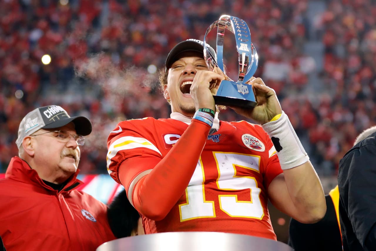 En su temporada de Jugador Más Valioso, Mahomes logró un récord de la NFL de ocho juegos consecutivos de más de 300 yardas aéreas.