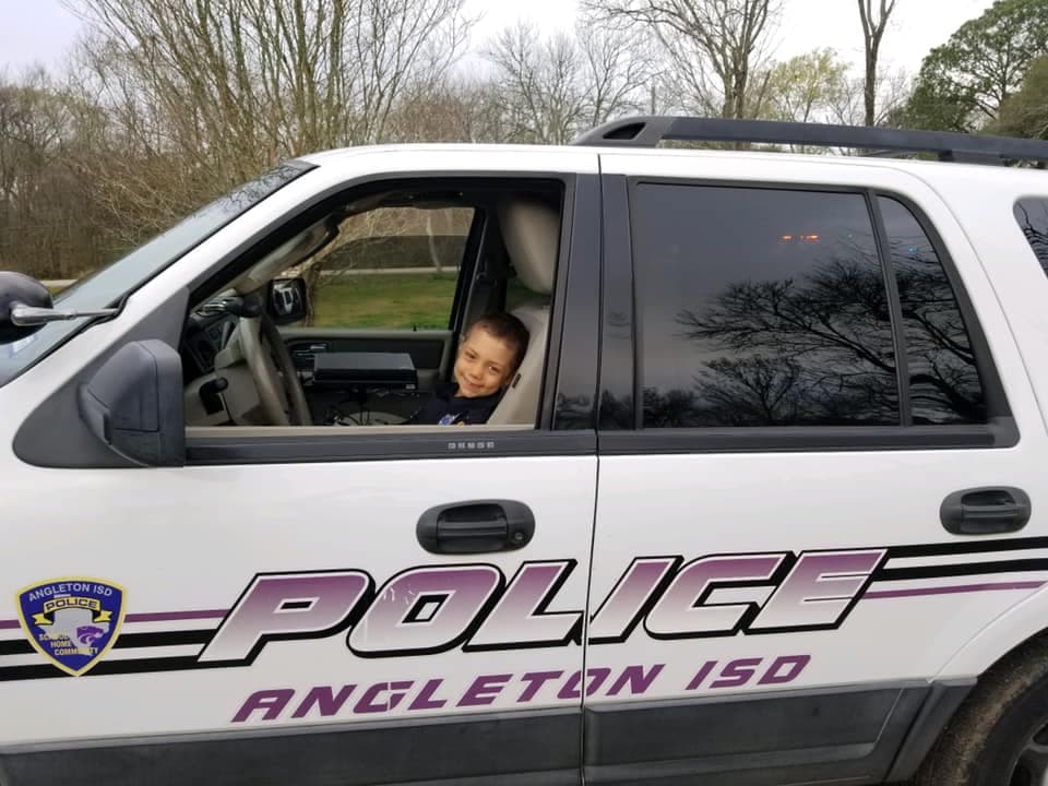 Abigail también se subió a uno de los carros patrulla.