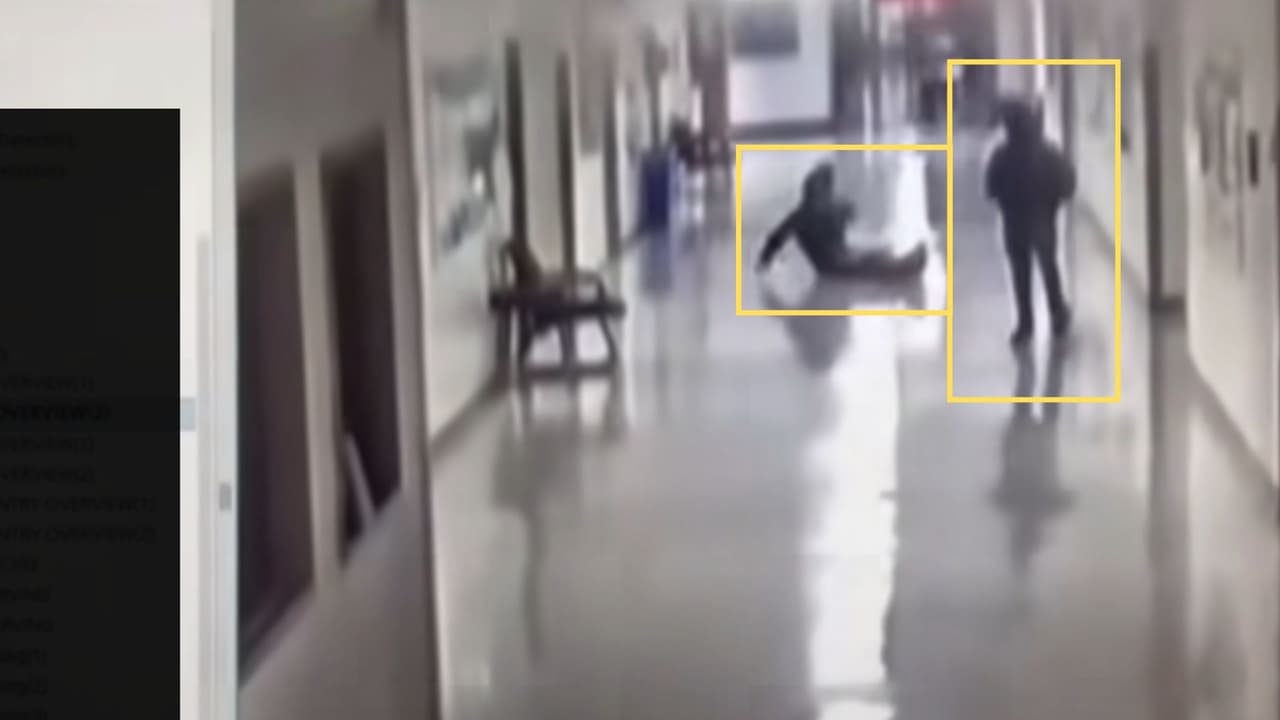 En el video se observa
<b>cómo el alumno que cayó al suelo se arrastra</b>, mientras
<b> el joven con capucha se le acerca.</b> El resto de los estudiantes logró huir del pasillo.