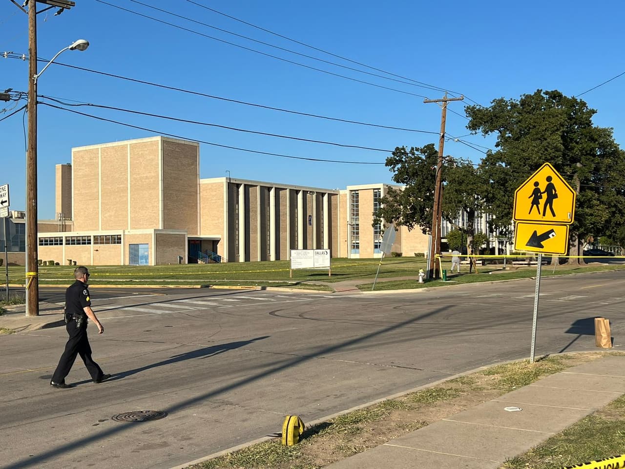 Tiroteo afuera de escuela de Dallas deja un estudiante herido; policía busca a sospechoso