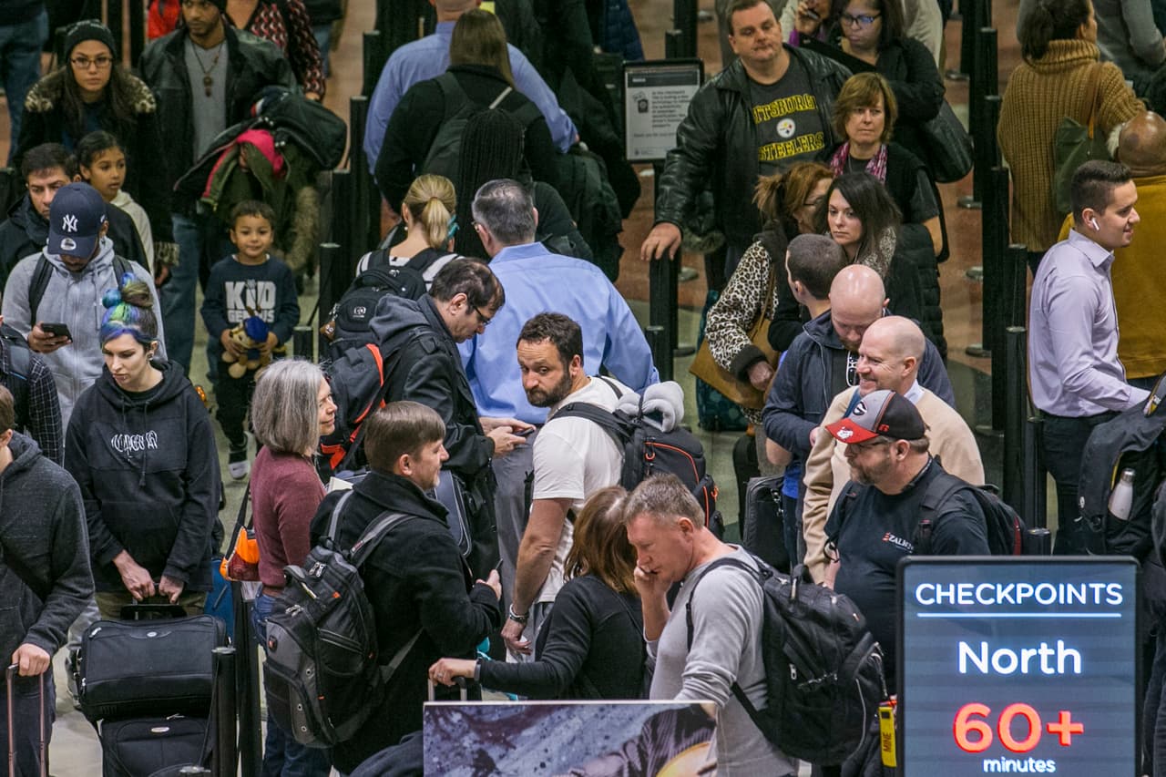 Viajeros sufrieron esperas de más de una hora en el Aeropuerto Internacional Hartsfield-Jackson en Atlanta el lunes, 14 de enero del 2019, en medio del cierre parcial del gobierno federal. (John Spink/Atlanta Journal-Constitution via AP)