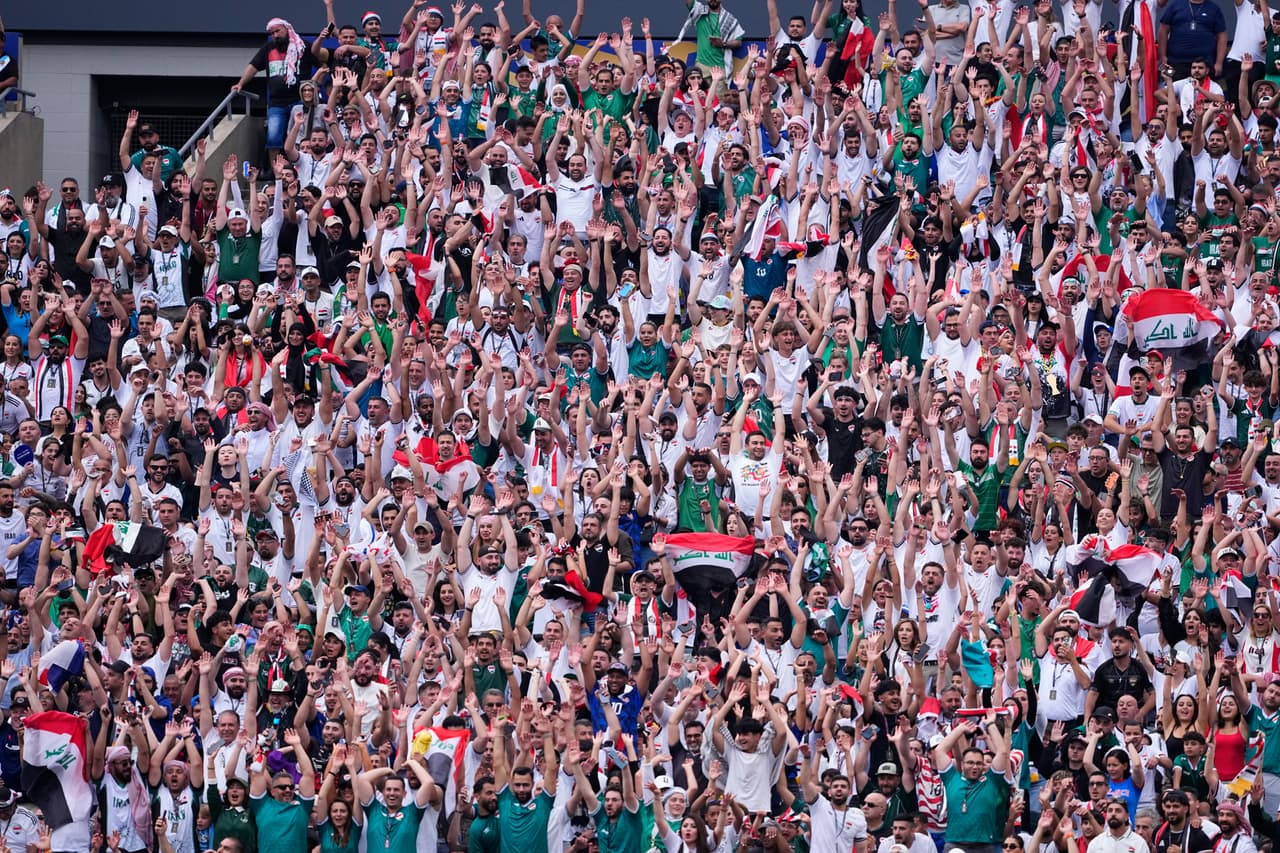 Aficionados reaccionan durante el partido de fútbol del Grupo I de la Copa del Mundo entre Francia e Irak en Filadelfia, el lunes 22 de junio de 2026.
