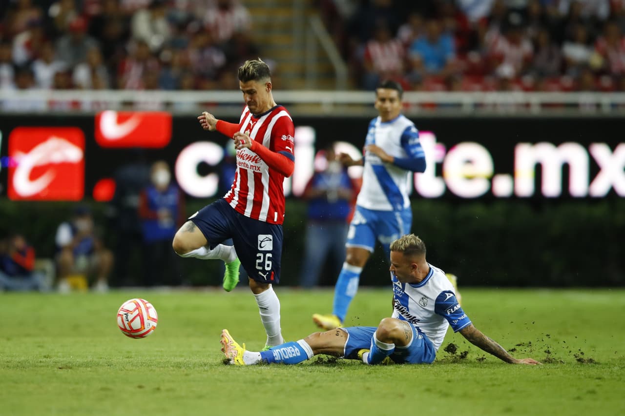 Las Chivas llegaron a siete juegos sin perder luego de vencer al Puebla en un partido marcado por la lesión de Gustavo Ferrareis.