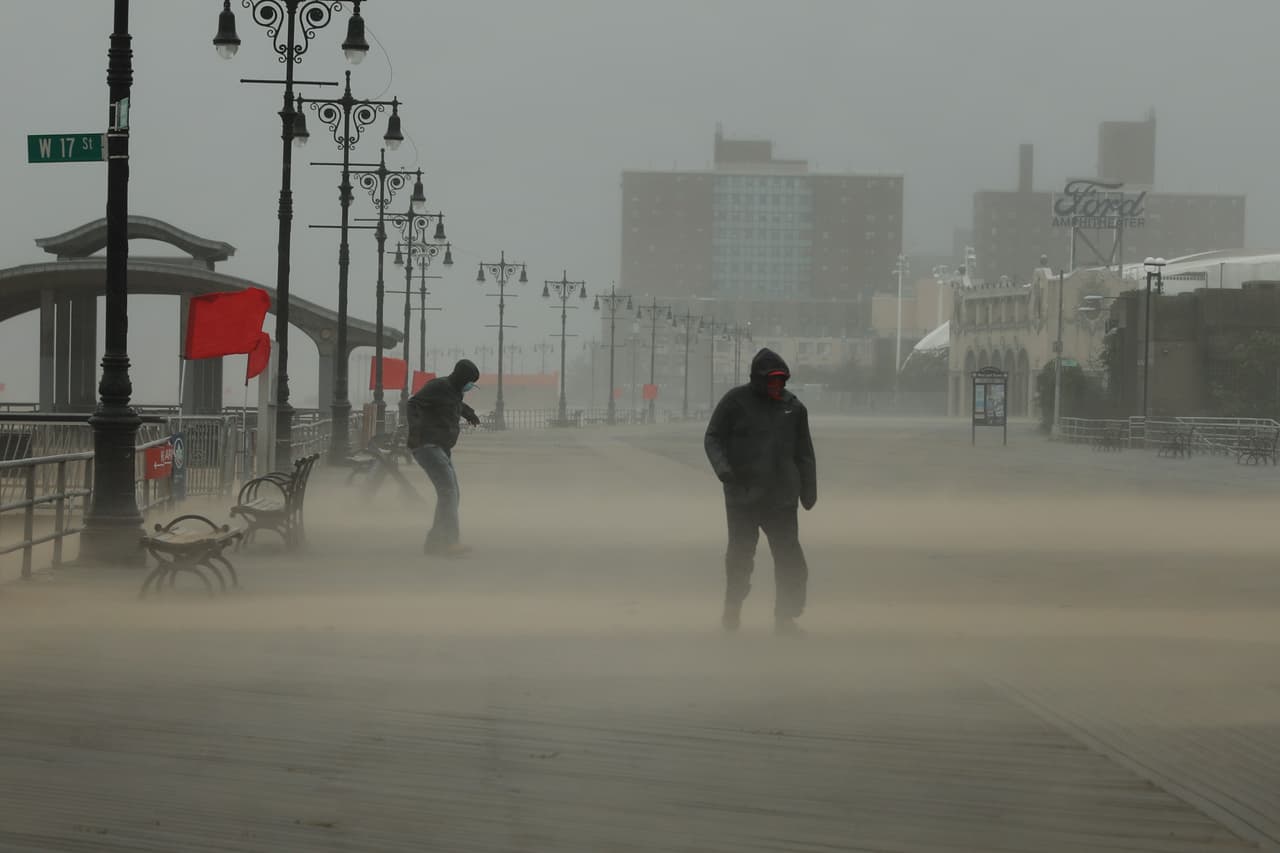 El paseo marítimo de Coney Island casi vacío
<b>durante las fuertes precipitaciones y las ráfagas sin descanso que cayeron sobre la ciudad este martes.</b>