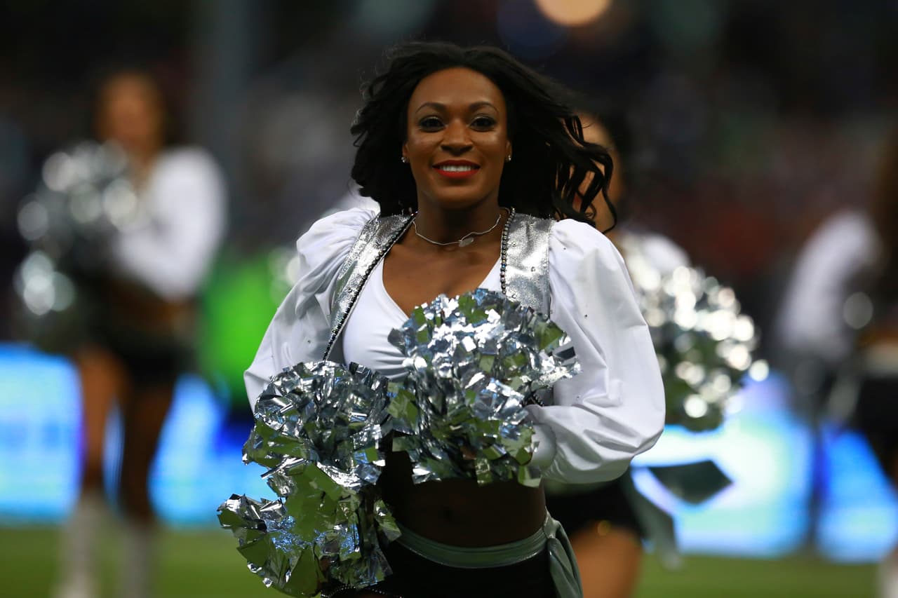 Las porristas de los Raiders ya habían encendido el ambiente con su presencia en las calles de Ciudad de México.