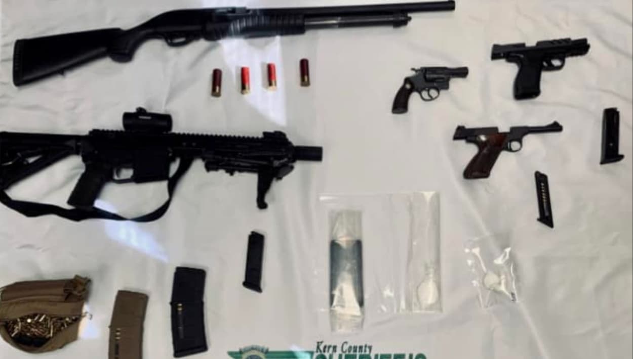 Incautan drogas y armas durante una orden de registro: tres sospechosos arrestados