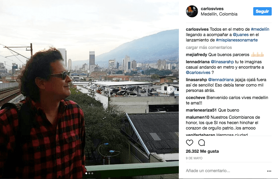 Se da tiempo de estar con los amigos. Aquí, antes de la presentación del último disco de su compatriota Juanes.