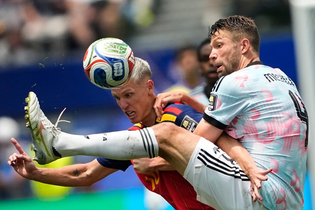El español Dani Olmo disputa el balón con el belga Brandon Mechele durante el partido de cuartos de final.