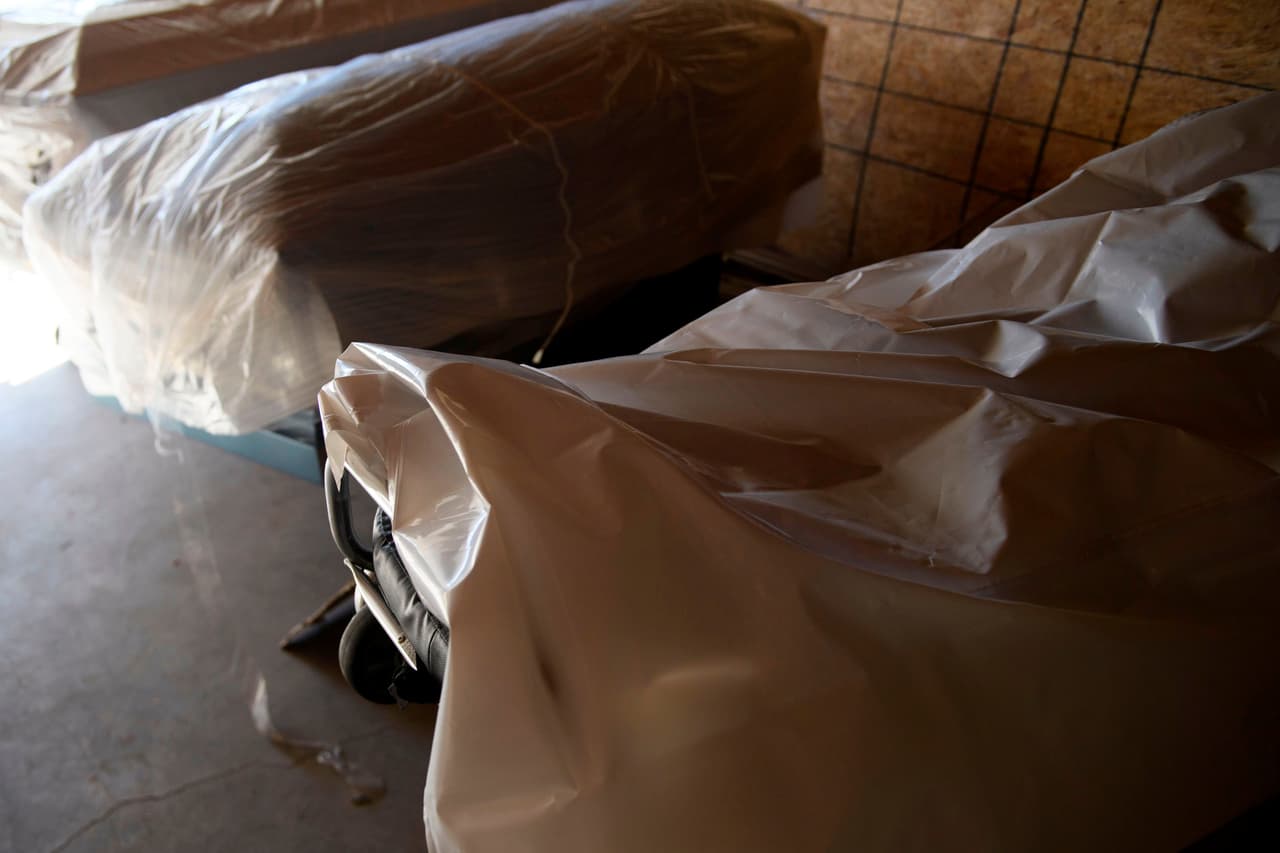 En un anuncio, insólito para muchos, la Junta de Supervisores del condado junto a la directora del Departamento de Salud y el alcalde de la ciudad de Los Ángeles anunciaron el 19 de marzo la orden “Más Seguros en Casa”. Hoy corroboramos que las medidas de las autoridades buscaban evitar la escalada de muertes que colapsan las morges y funerarias del condado.