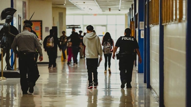 En Texas, casi 400 distritos escolares tienen sus propios departamentos de policía, más que en todos los demás estados de EE. UU. juntos. Agentes en todo el estado han sujetado, derribado y paralizado con pistolas eléctricas a alumnos.