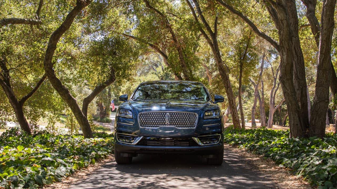 Un par de atractivas barras de luces horizontales flanquean
<b>la hermosa parrilla</b> de la Lincoln Nautilus 2019, consona con la nueva 'cara' de Lincoln que debutó en el Lincoln Continental en 2017. La nueva parrilla muestra una malla metálica cuya trama replica la forma del logo de la marca.