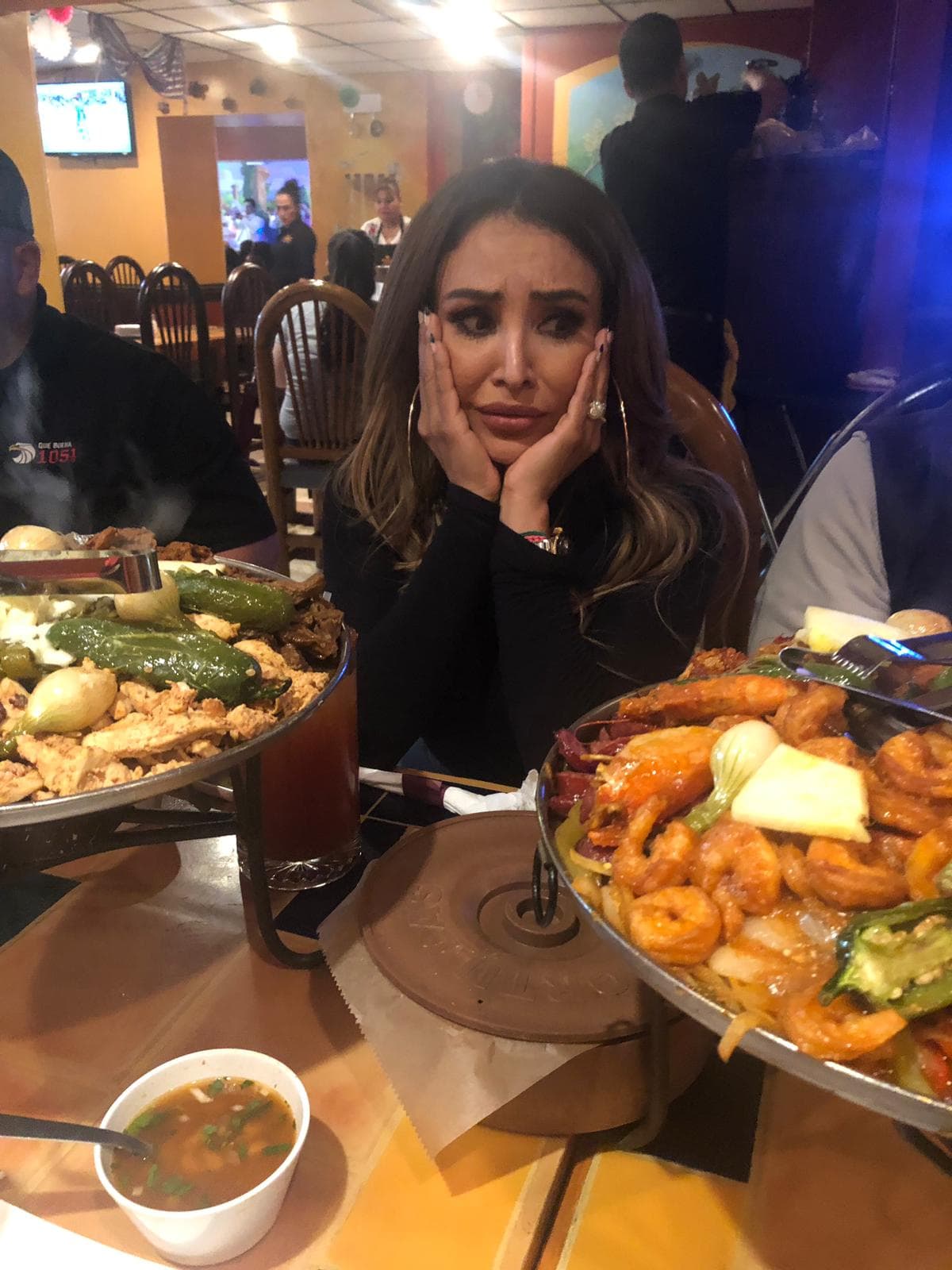 Al final del día fue a un retaurante donde tuvo la oportunidad de cenar un banquete lleno de delicias con radioescuchas y hasta serenata le dieron.