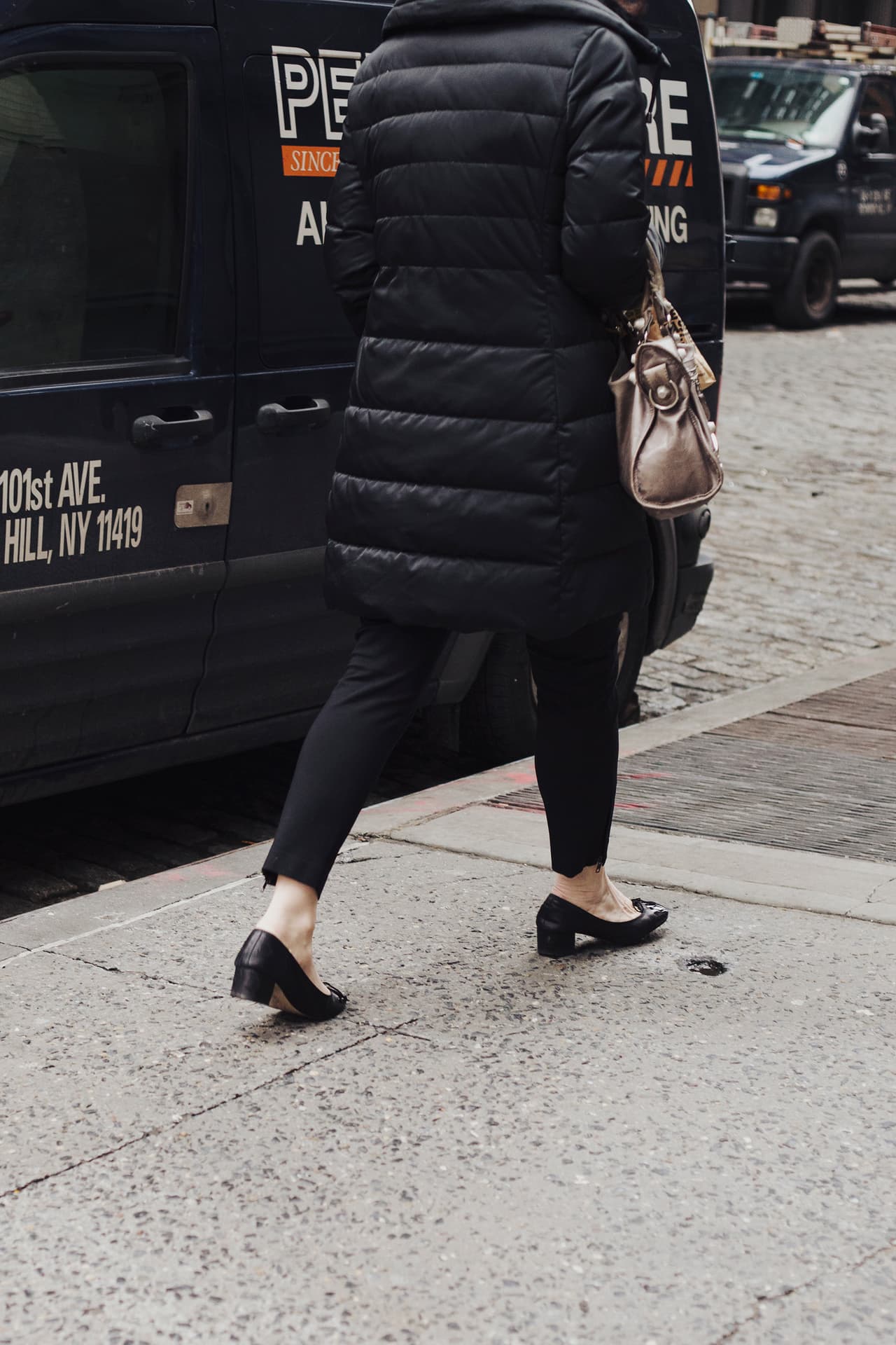 Fuera de todo pronóstico, las bailarinas siguen siendo usadas en pleno invierno. Las medias parecen cada vez más ser una cosa del pasado.