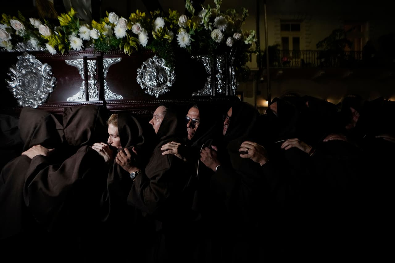 Católicos cargan una estatua de Jesucristo durante una procesión de Semana Santa en el Casco Viejo de Ciudad de Panamá.