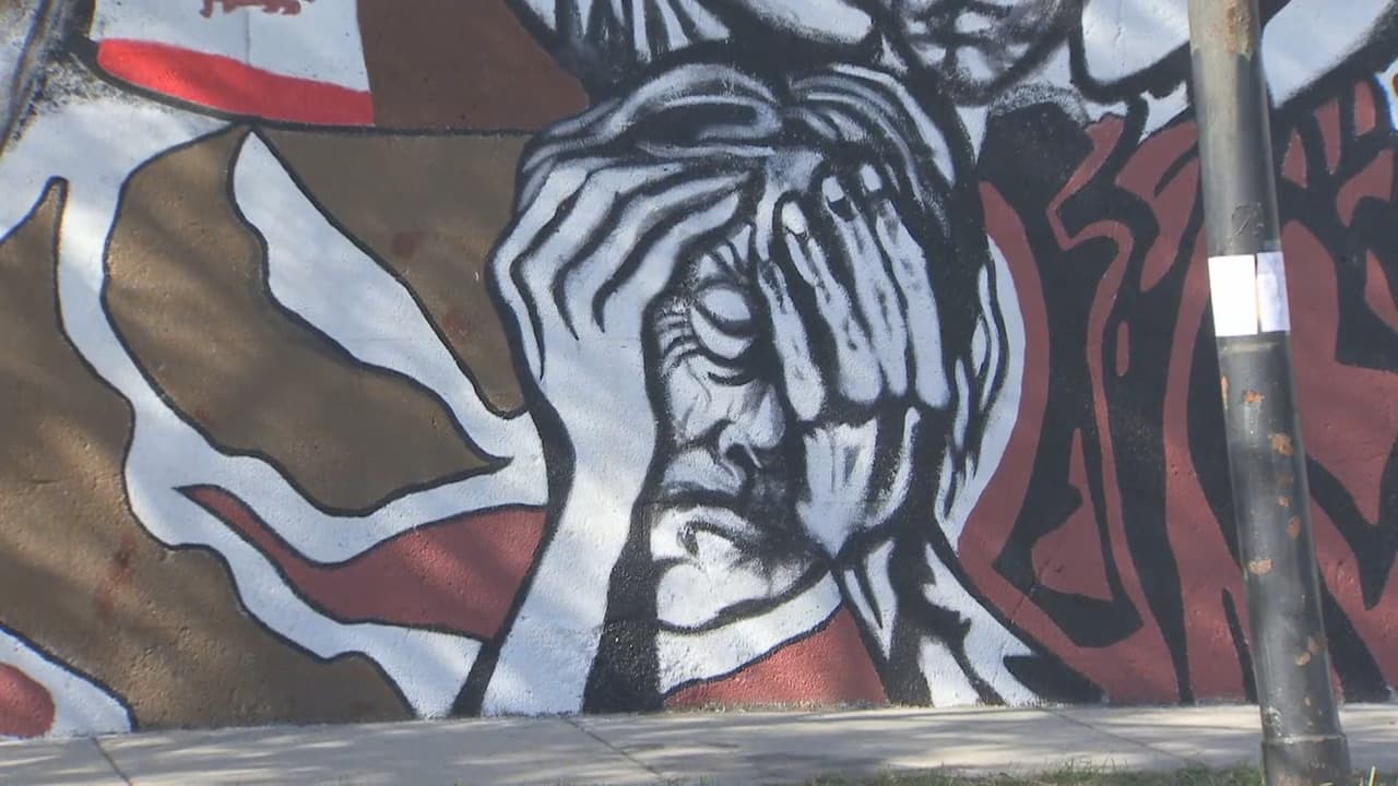 La obra recuerda y se solidariza con las familias de las víctimas que claman justicia y el fin de la impunidad en el caso.