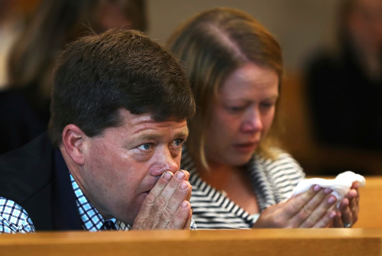 John y Becky Roy, tíos de Conrad Roy, asistieron este martes al juicio. En la imagen escuchan las exposiciones durante el primer día de juicio de Michelle Carter, acusada de alentar a su novio a suicidarse a través de cientos de mensajes de texto que le escribió.