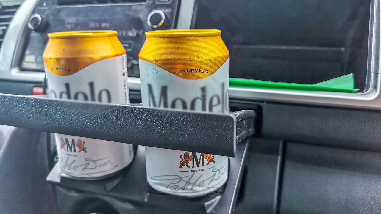 <h3 class="cms-H3-H3">Qué cuenta como “envase abierto”</h3> La definición
<b>es más amplia de lo que parece.</b>
<br>Se considera envase abierto
<b>cualquier botella, lata o recipiente con alcohol que esté abierto, que haya sido abierto antes, que tenga el precinto roto o cuyo contenido ya se haya tomado en parte. </b>
<br>Eso incluye una botella de vino descorchada, una botella de licor medio vacía, o incluso un vaso térmico tipo Yeti con alcohol adentro, aunque tenga tapa.
<br>Tampoco importa
<b>si el auto está circulando. </b>
<br>La policía puede citarte
<b>aunque el vehículo esté detenido o estacionado,</b> siempre que estés en una vía pública.
<br>
<b>👉🏻 Y el envase no tiene que estar en tus manos:</b> basta con que esté visible y al alcance desde el asiento del conductor, como en el portavasos, en el asiento del acompañante o rodando por el piso de atrás.
