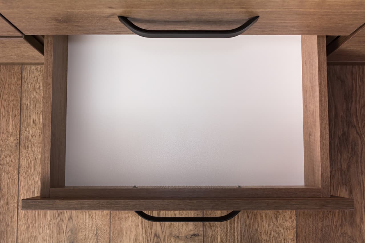 <h3 class="cms-H3-H3">10. Cajones</h3>
<br>
<br>Uno de los primeros sitios –si no es que el primero– donde buscan los ladrones son los cajones de una casa, de acuerdo con un estudio de dailyhomesafely.com.
<br>
<br>Si usted, de todas formas, desea guardar su dinero y cosas de valor en un cajón, existe una opción. Puede crear un fondo falso que permita engañar a los intrusos y mantener su dinero a salvo.
<br>