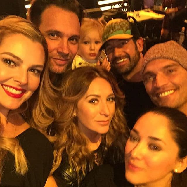 Incluso, en una de las imágenes aparecen junto a varios amigos y a Geraldine Bazán.