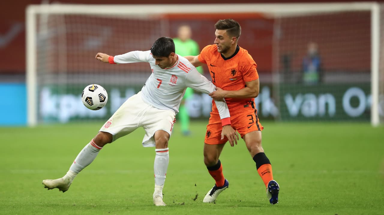 Holanda y España empatan 1-1 en partido amistoso internacional en la Amsterdam Arena. Sergio Canales abrió el marcador al minuto 18 a favor de los españoles, sin embargo, en la segunda parte, Van de Beek iguala el marcador al minuto 48 a favor de la 'Naranja Mecánica'. Sergio Ramos iguala en partidos jugados con su país a Gianluigi Buffon.