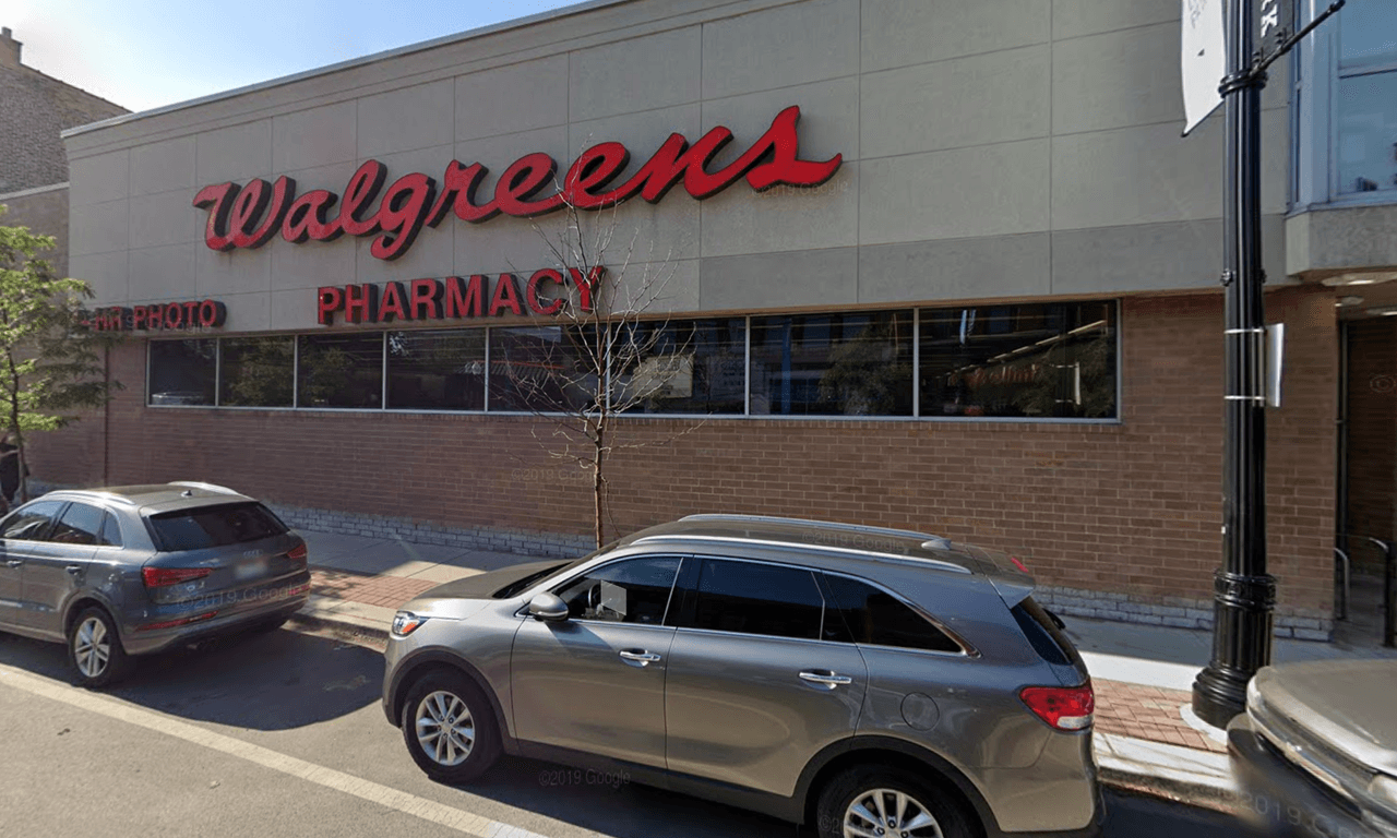 Buscan a un hombre que robó una tienda Walgreens con un cuchillo en el noroeste de Chicago