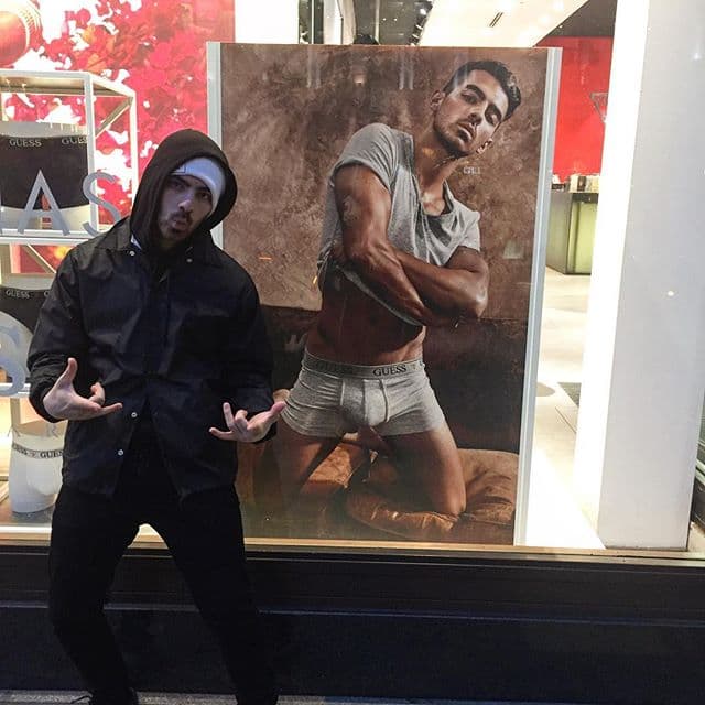 En enero pasado, el cantante y actor se convirtió en el modelo de la marca GUESS para su línea de ropa interior.