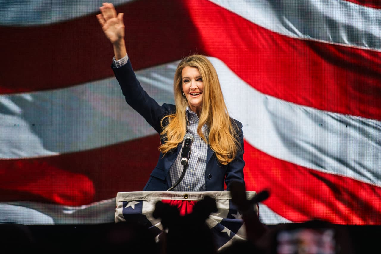 La senadora estadounidense Kelly Loeffler (R-GA) da la bienvenida a una multitud durante una fiesta de la noche de las elecciones de desempate en el Hotel Grand Hyatt en Buckhead el 5 de enero de 2021 en Atlanta, Georgia.