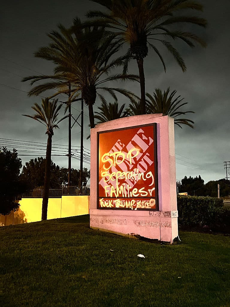 En Paramount, un letrero promocional de Home Depot quedó marcado con un mensaje pintado con aerosol que en español lee:
<b>"Detengan la separación de familias"</b>, seguido de insultos al presidente republicano Donald Trump.
