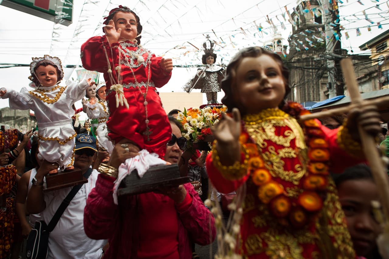 Algunas de las representaciones del Santo Niño de Atocha son como un nene vestido de peregrino con sombrero, capa, bastón con una alcuza para el agua y unas espigas de trigo en la mano izquierda y una canasta en la mano derecha, una concha sobre el pecho y lleva puestas sandalias, sentado en un trono.