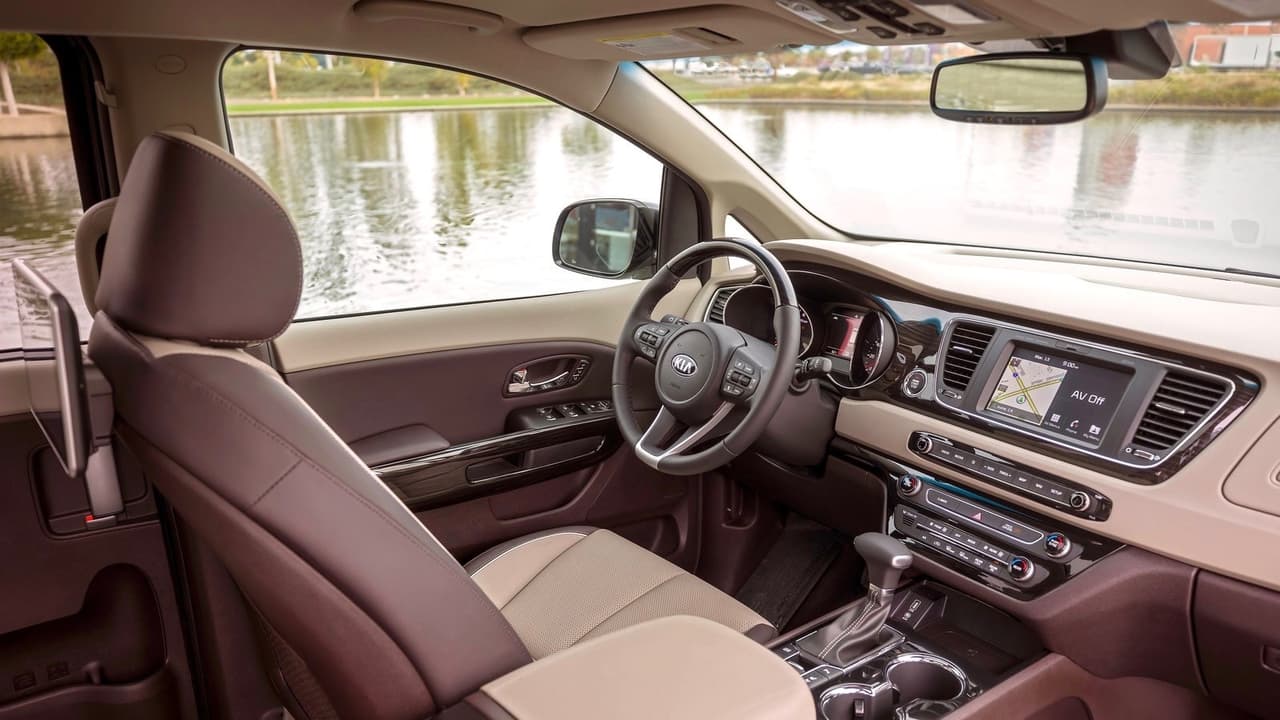 <h3 class="cms-H3-H3">¿Debo comprar una?</h3>
<br>Si tienes que comprar una minivan, esta es definitivamente una buena opción. Su segunda fila de asientos es cómoda y amplia, mientras que la cabina da una sensación general de calidad, además de contar con un gran cúmulo de tecnologías de seguridad. La Sedona no es perfecta, su segunda fila de asientos no se puede esconder ni retirar, eliminando mucha versatilidad para la carga.