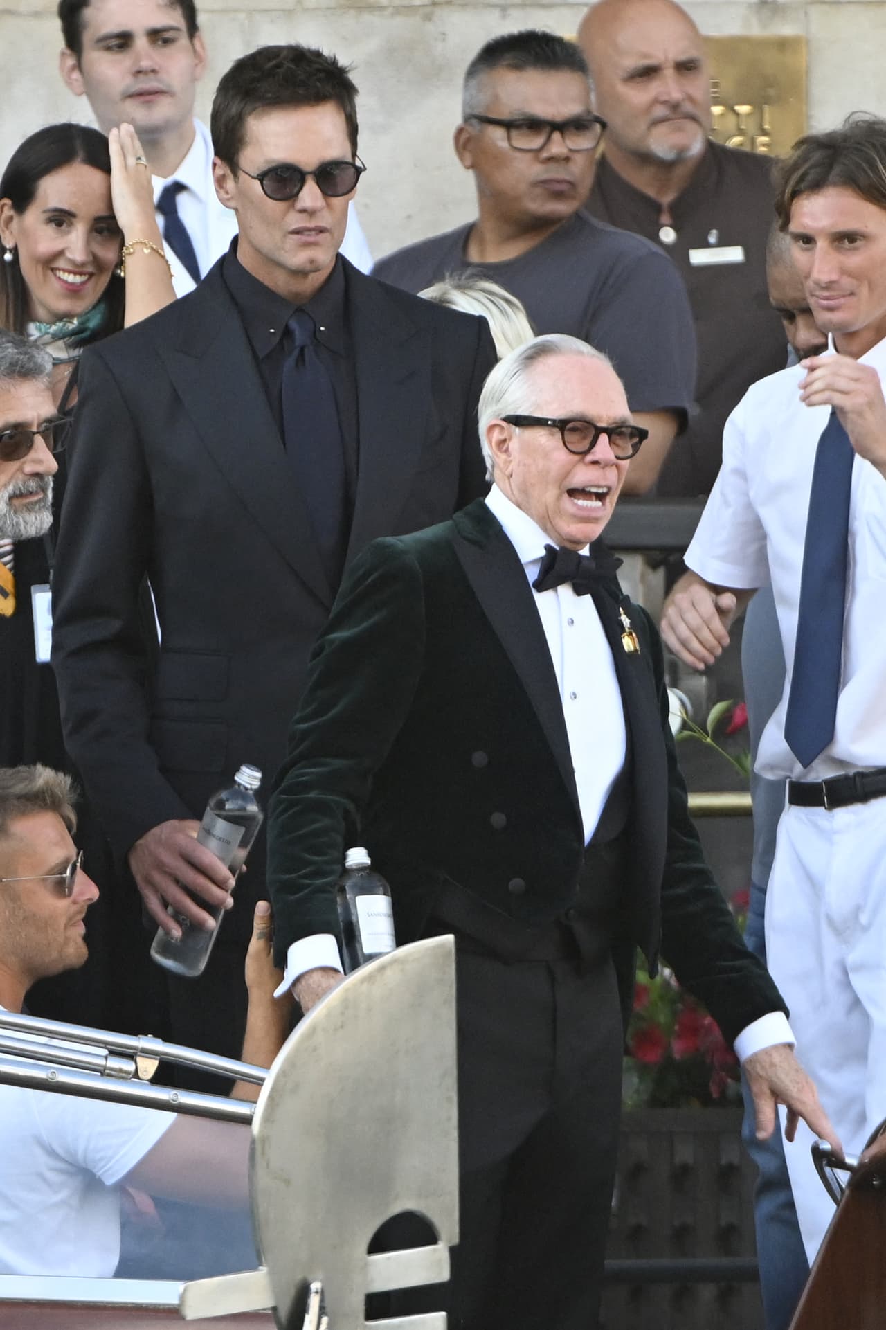 Tom Brady y el diseñador de moda Tommy Hilfiger en la boda.
<br>
<br>"El 80% de los gastos de esta boda, cuyo coste se estima en al menos 40 millones de euros (46 millones de dólares), tendrá un impacto en nuestras empresas y nuestros residentes", aseguró Zaia, un político de ultraderecha que gobierna la región del Véneto.