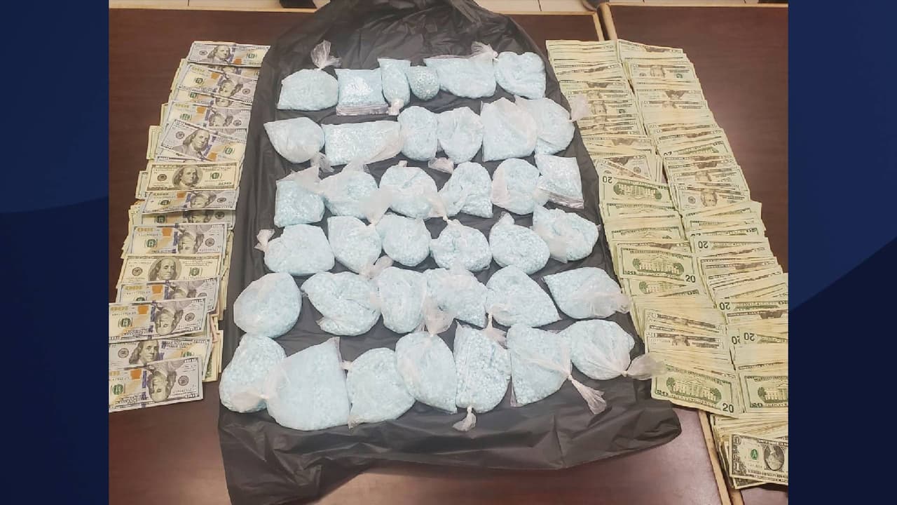 Según la policía de Phoenix, las
<a href="https://www.facebook.com/PhoenixPolice/posts/316073713894707" target="_blank">órdenes de allanamiento</a> llevaron al hallazgo de: 10 libras de metanfetamina, cerca de 78,000 pastillas de fentanilo, dos kilogramos de heroína y aproximadamente $43,000.