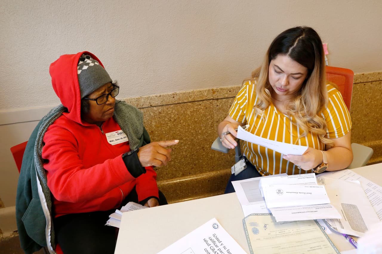 Navegadores de la salud en California proveen información y un camino a beneficios médicos