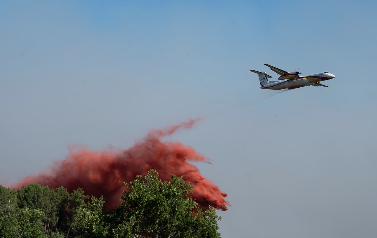 Un avión cisterna libera retardante en Ares, Francia.