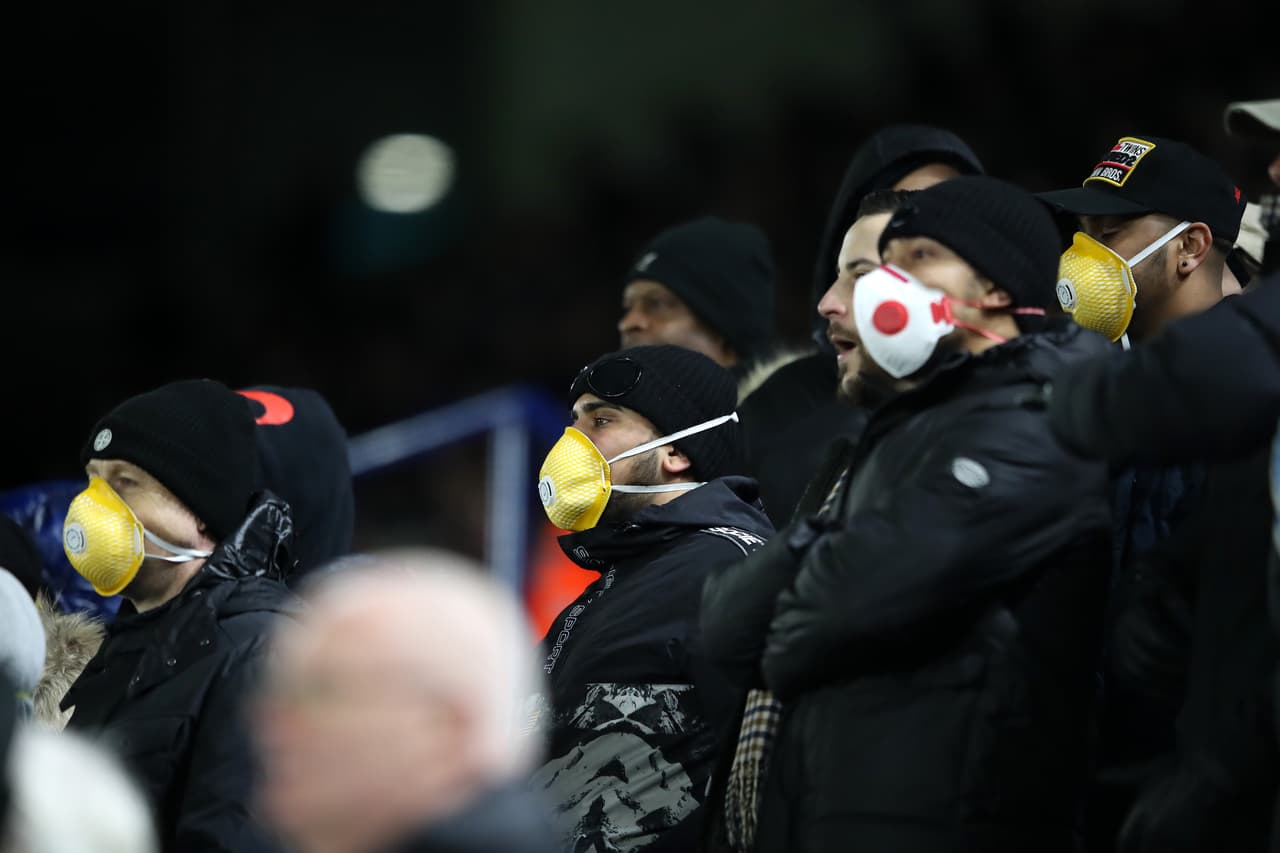 Los asistentes al encuentro tomaron medidas ante el coronavirus en The King Power Stadium.