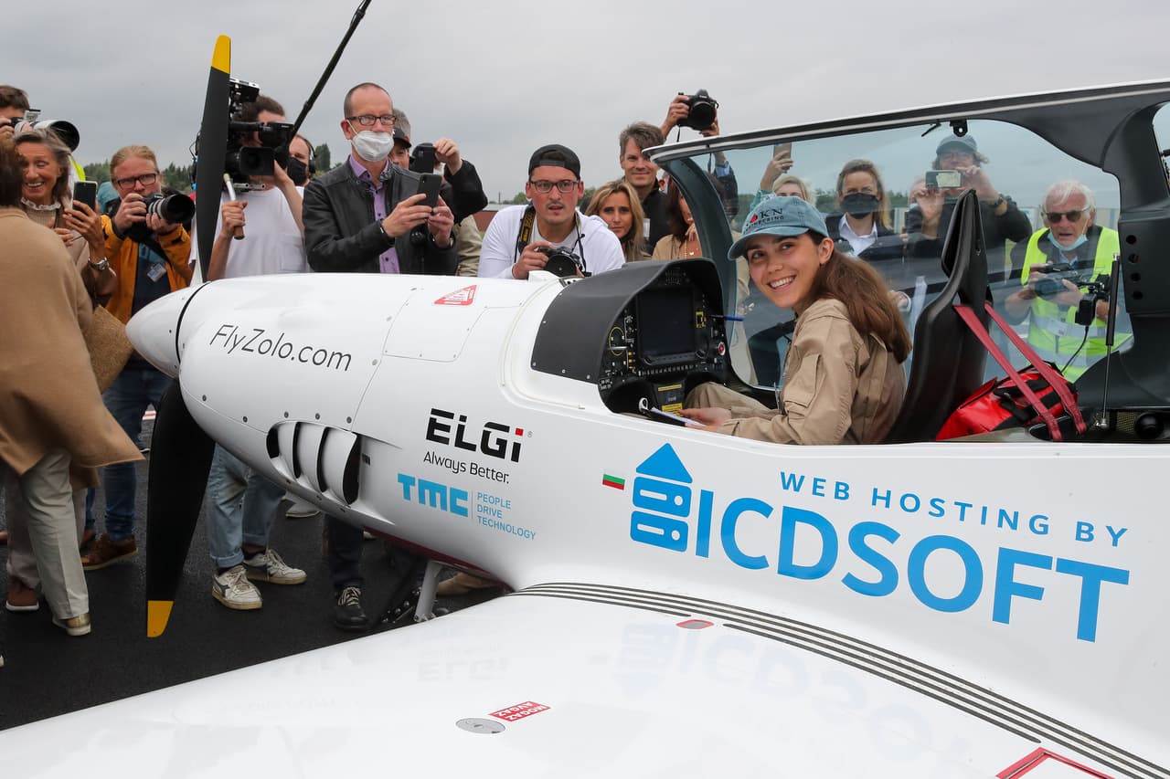 El récord general de la persona más jóven en dar la vuelta al mundo continúa en manos del británico Travis Ludlow rebajó la marca el año pasado al conseguirlo con 18 años.
<br>