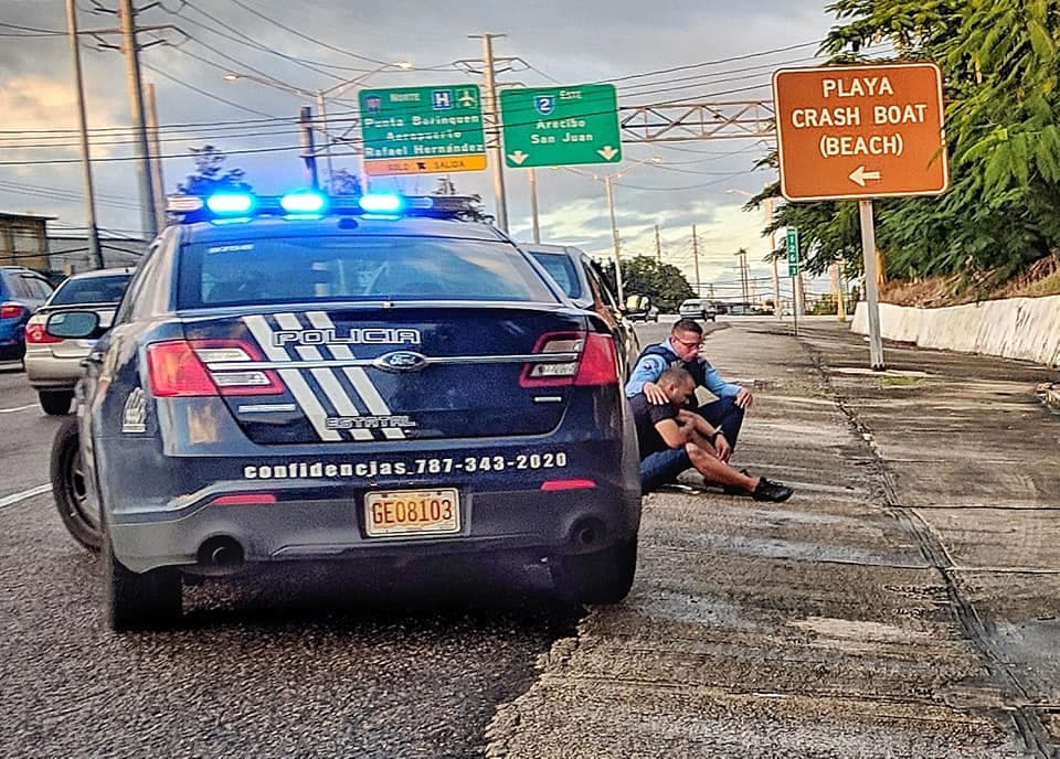 Esta imagen compartida por el médico Gustavo A. Laabes González
<b> </b>ha generado un revuelo en las redes sociales.
<a href="https://www.univision.com/puerto-rico/wlii/noticias/policia/la-historia-detras-de-la-foto-viral-de-un-policia-que-consuela-a-un-hombre-en-la-via">Aquí te contamos la historia detrás de esta imagen.</a>