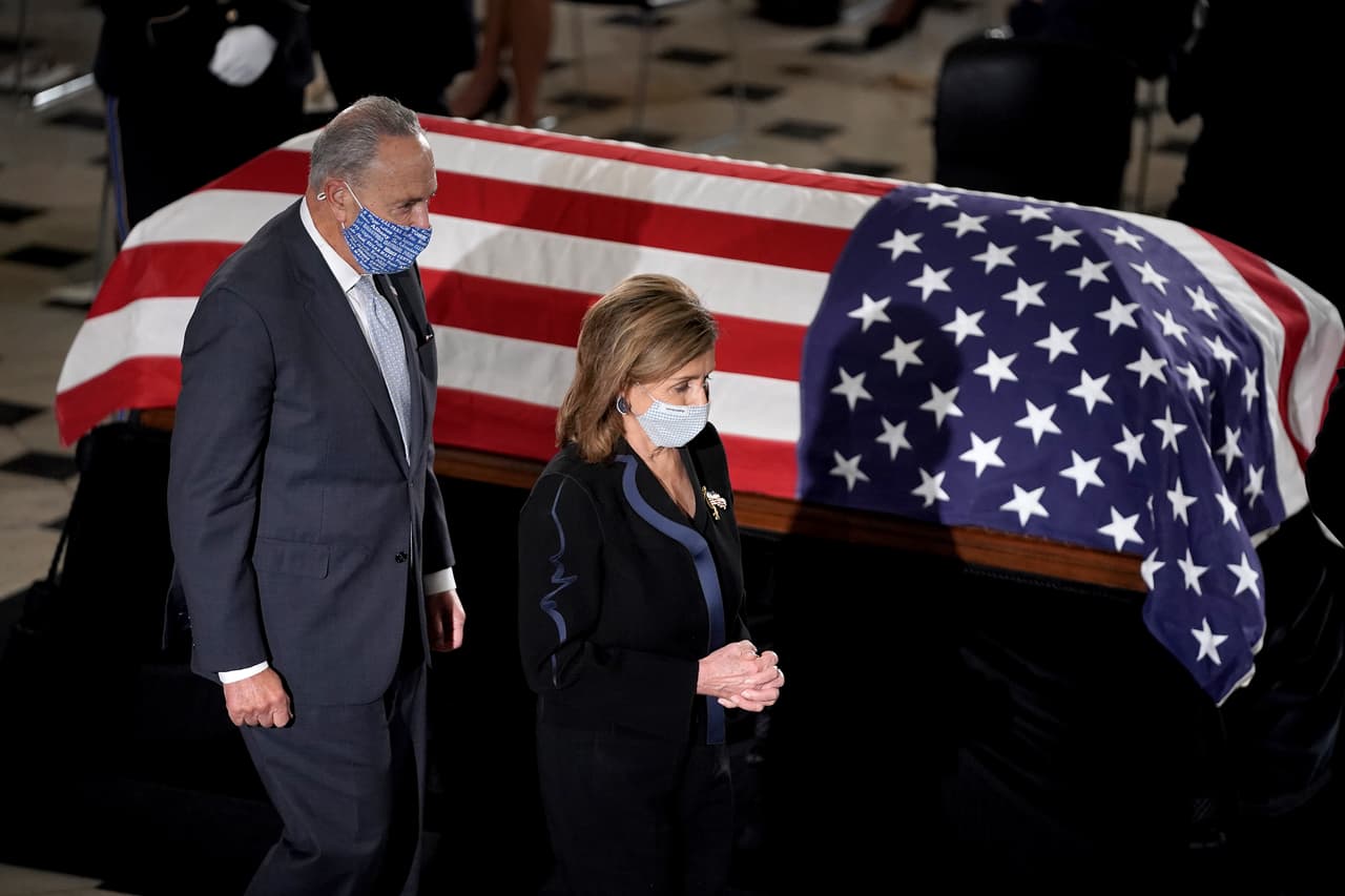 Nancy Pelosi, presidenta de la Cámara de Representantes y Chuck Schumer, líder de la minoría demócrata en el Senado, estuvieron en la ceremonia.