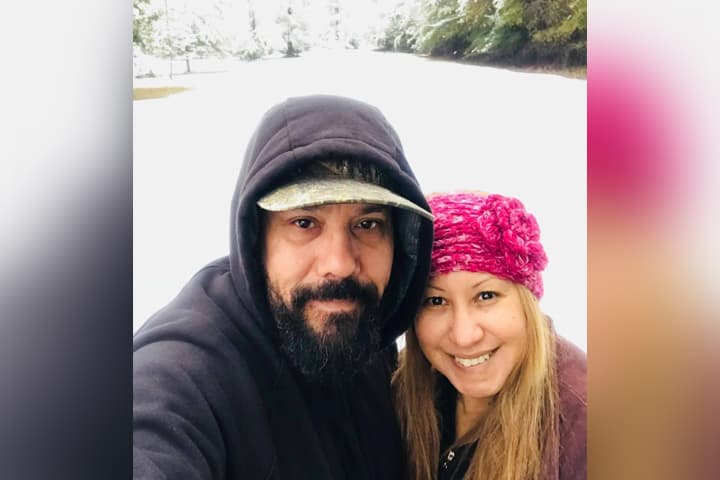 Muchos aprovecharon el raro evento para tomarse fotos, jugar con la nieve y construir el tradicional muñeco navideño.