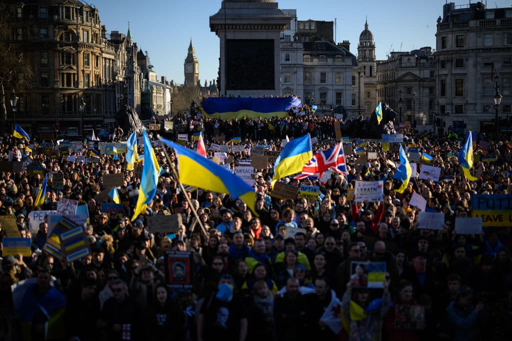 Decenas de personas también salieron a manifestar en la plaza Trafalgar, en Londres, Reino Unido.