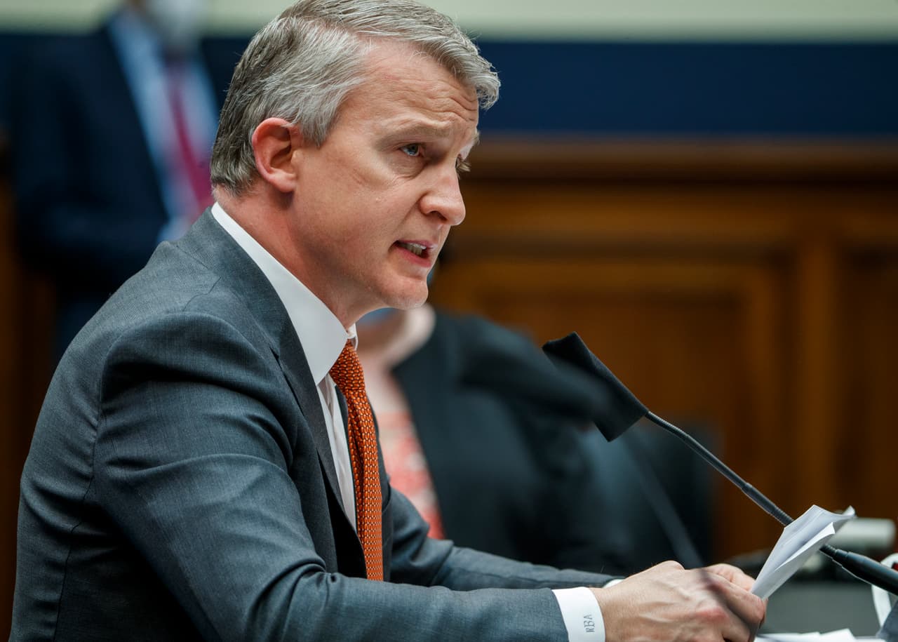 "La ventana se está cerrando para abordar esta pandemia": experto en vacunas removido de su cargo declaró al Congreso